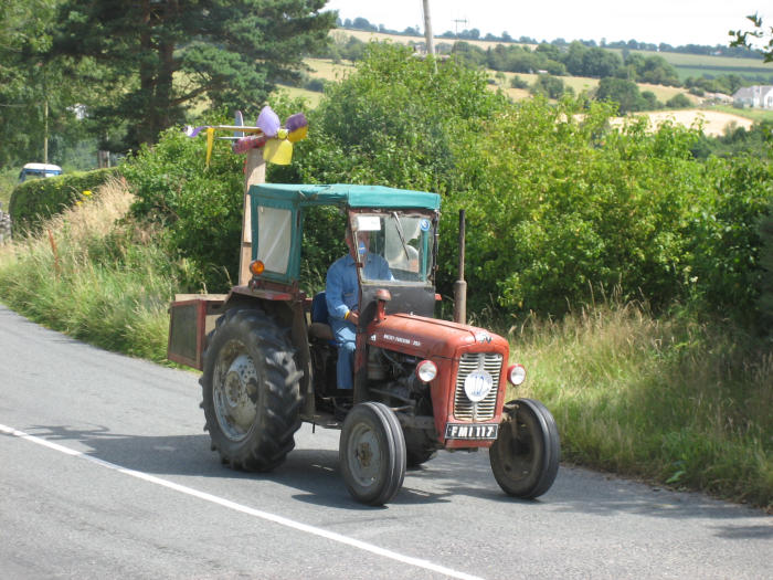 ../Images/Fr. Murphy Vintage Tractor Run 2006--26.JPG